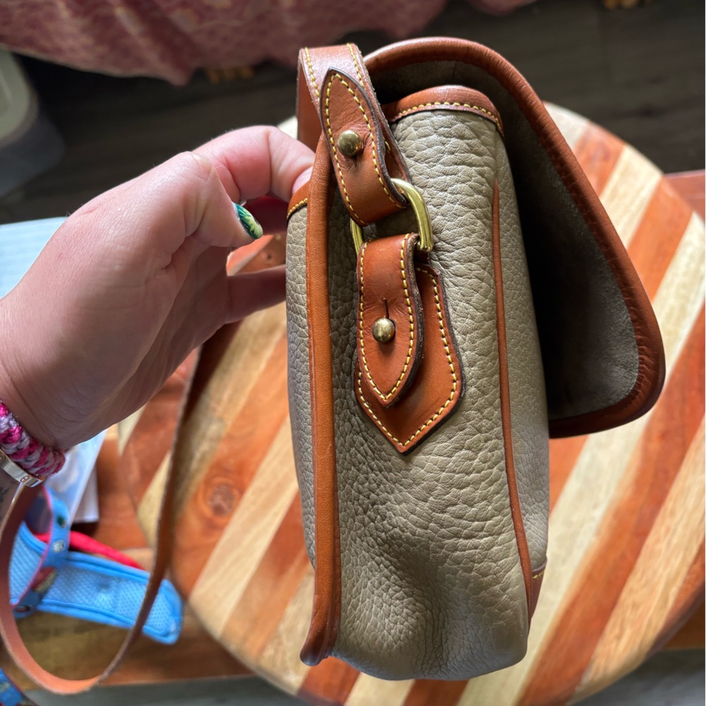Vintage Leather Cream and Tan Dooney & Bourke Crossbody Bag - Picture 5 of 16